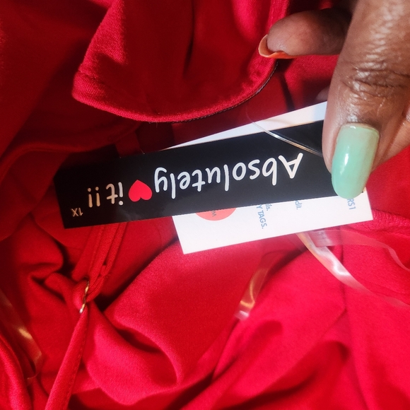 Absolutely love it red maxi dress with adjustable spaghetti straps. - Picture 4 of 6